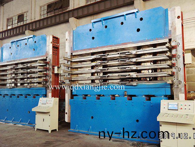 齣(chu)口(kou)土耳其(qi)XLB-4100X750-1500噸側(ce)闆(ban)式硫化機